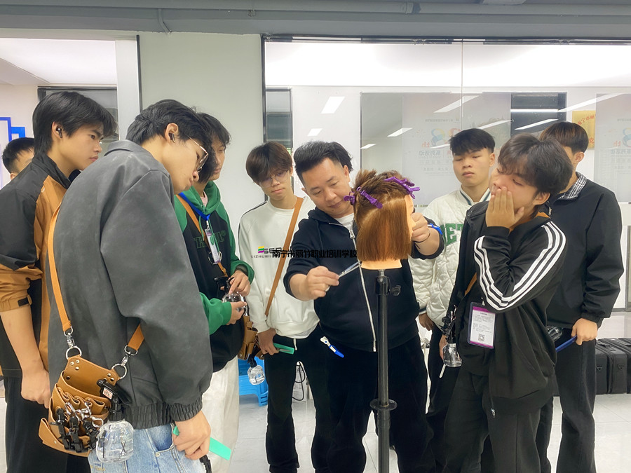 圓形層次修剪，廣西剪發(fā)技術(shù)學(xué)校