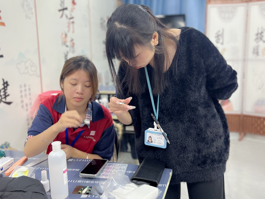 輕奢綠色貓眼美甲，南寧專(zhuān)業(yè)美甲學(xué)校學(xué)員作品